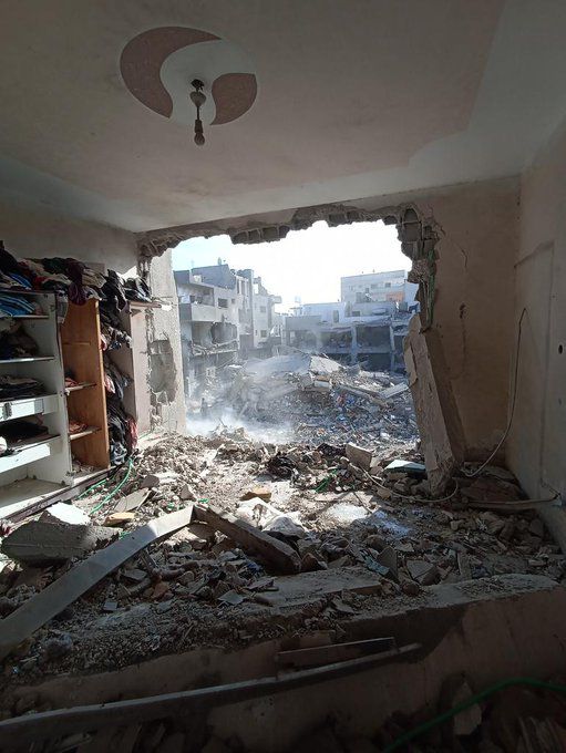 فلسطيني من غزة ينشر صور محاولته إصلاح أجزاء من منزله للسكن فيه بعدما قصفه الاحتلال الصهيوني